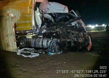 Colisão traseira entre duas carretas deixou uma pessoa com ferimentos leves na Rodovia Raposo Tavares (SP-270), em Presidente Venceslau (SP) — Foto: Artesp/Reprodução