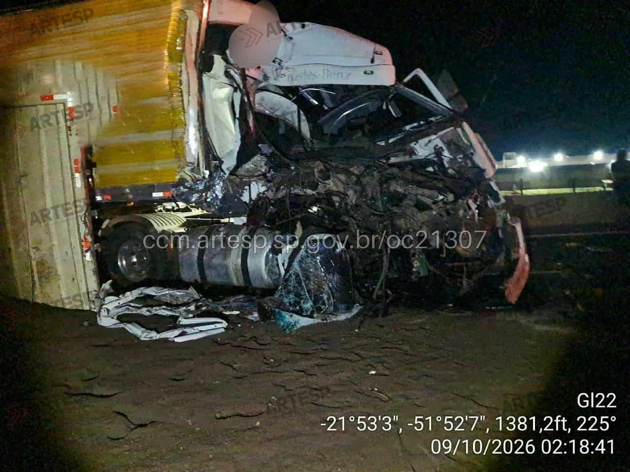 Colisão entre carretas espalha pedrisco em rodovia e deixa motorista ferido Colisão traseira entre duas carretas deixou uma pessoa com ferimentos leves na Rodovia Raposo Tavares (SP-270), em Presidente Venceslau (SP) — Foto: Artesp/Reprodução