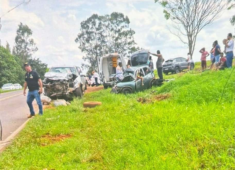 Acidente grave entre caminhonete e carro deixa vítimas em estrada de Piacatu acidente grave Piacatu