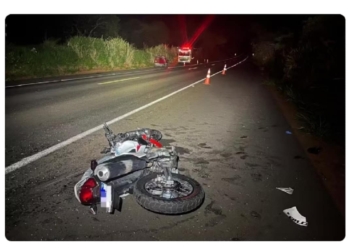 Motociclista bateu na traseira de um carro e não resistiu aos ferimentos — Foto: Polícia Rodoviária/Divulgação