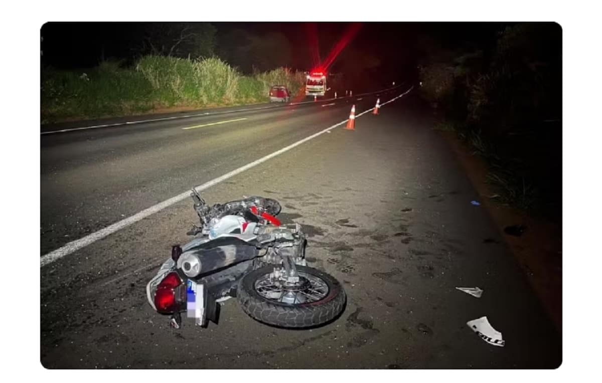Motociclista de 27 anos morre após bater na traseira de carro em rodovia Motociclista bateu na traseira de um carro e não resistiu aos ferimentos — Foto: Polícia Rodoviária/Divulgação