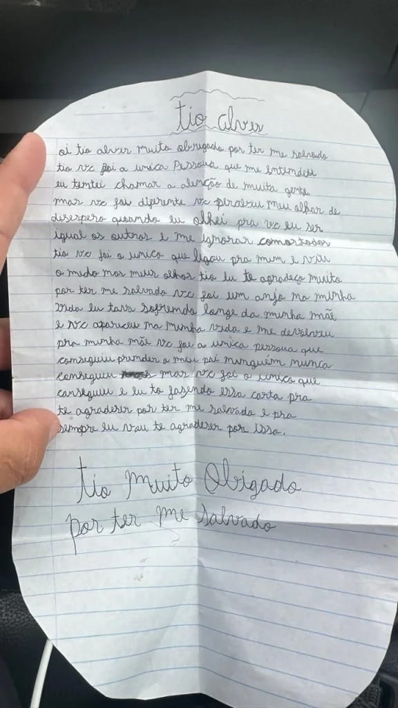 Menina resgatada de sequestro reencontra PM e entrega carta de agradecimento agradecimento bilhete