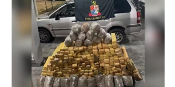 Grande quantidade de maconha estava escondida em carro abandonado em estrada de terra — Foto: Polícia Militar/Divulgação