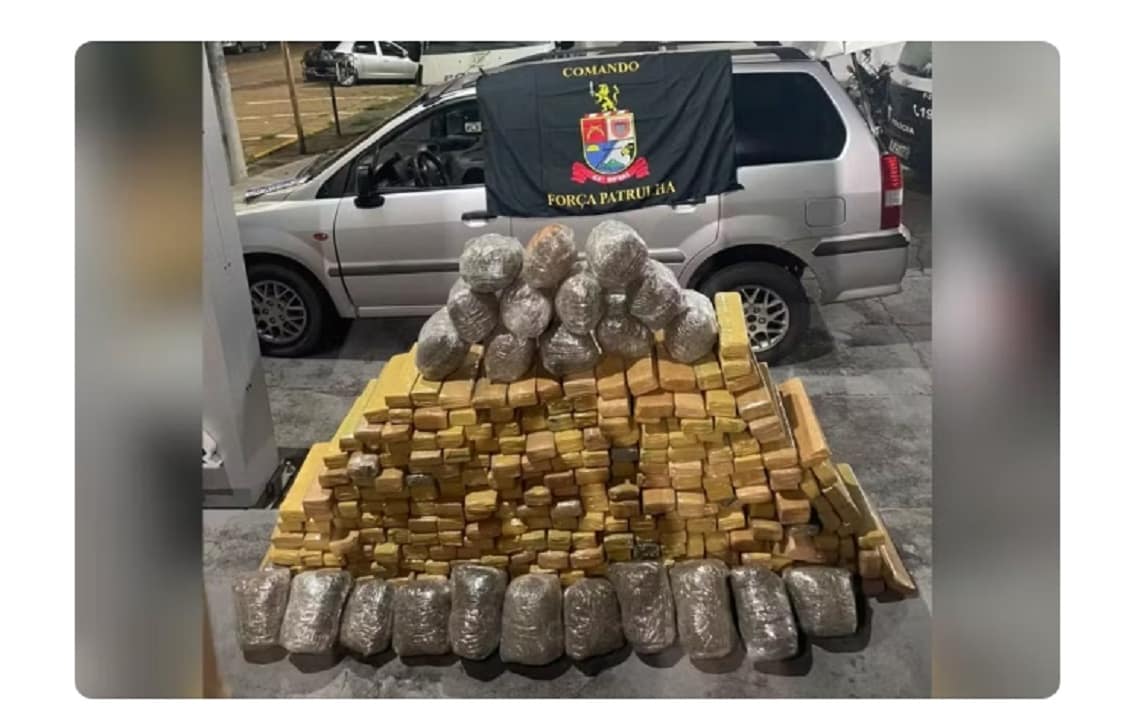 Carro abandonado em estrada de terra escondia 236 kg de maconha no interior de SP Grande quantidade de maconha estava escondida em carro abandonado em estrada de terra — Foto: Polícia Militar/Divulgação