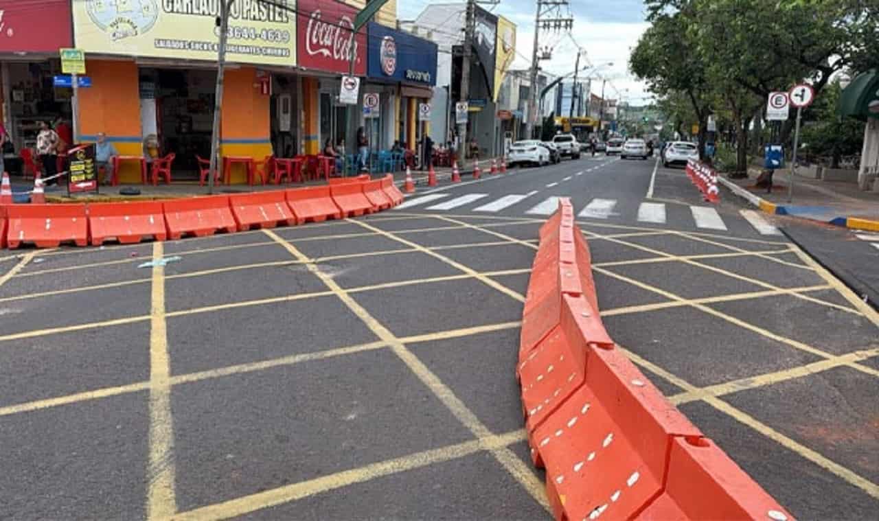Vendaval danifica semáforo e muda trânsito em cruzamento de Birigui birig transito
