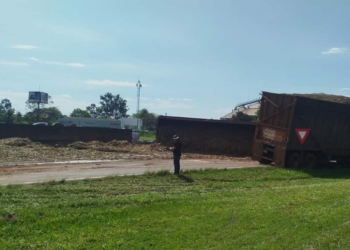 Bitrem tomba, atinge mureta e espalha carga em rodovia de Araçatuba caminhao tomba