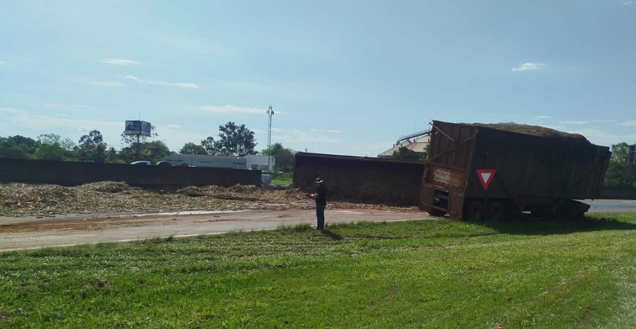 Bitrem tomba, atinge mureta e espalha carga em rodovia de Araçatuba caminhao tomba