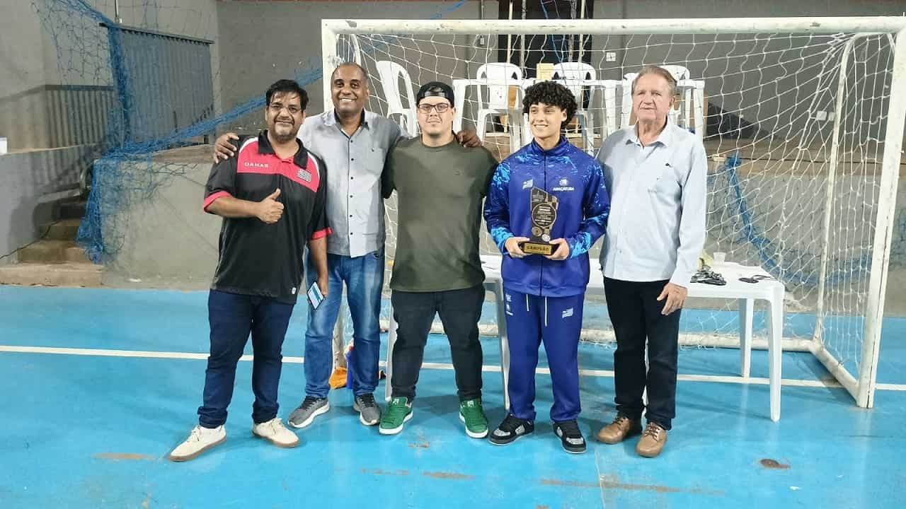Araçatubense de 18 anos é campeão brasileiro de damas e vai ao Pan de 2028 O atleta Felipe Tomé Morgado com o troféu