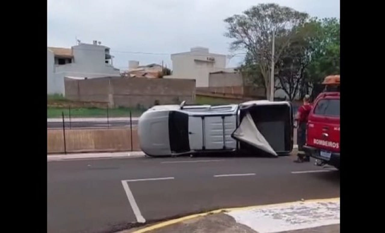 Picape cruza sinalização e caminhonete tomba após colisão em Araçatuba capota