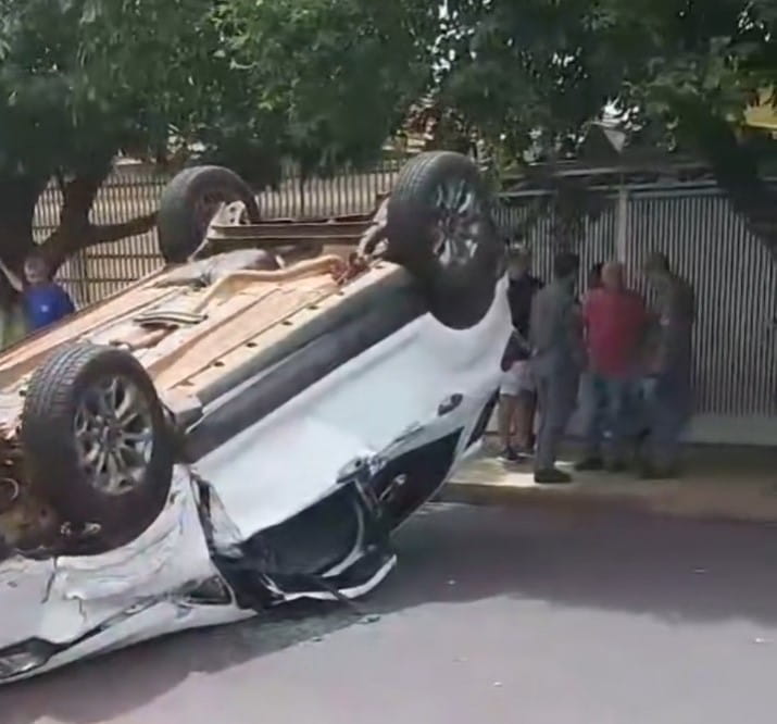 Ford EcoSport capota em rua de Birigui e mobiliza equipes de emergência capotamento birig