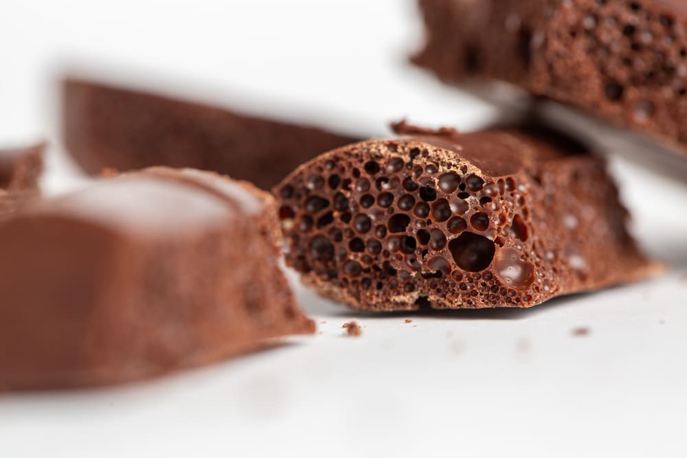 Família encontra larva viva em chocolate e fabricante é condenada a pagar R$ 8 mil Foto: Magnific