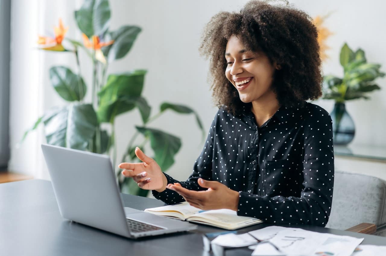 Mulheres podem fazer cursos gratuitos de TikTok, informática e sobrancelhas curso mulheres