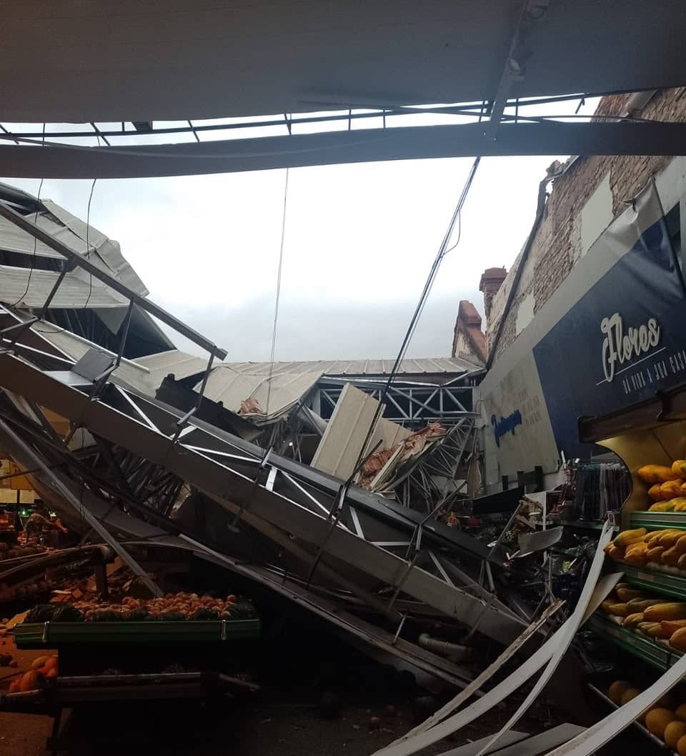 Telhado de supermercado desaba durante temporal e deixa feridos em Araçatuba desapa teto Rondon