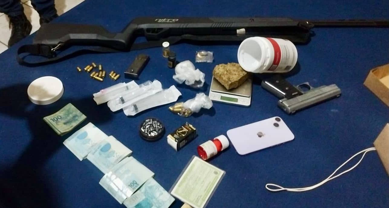 Homem é preso após ameaçar ex-namorada e polícia apreender arma e drogas drogas armas castilho