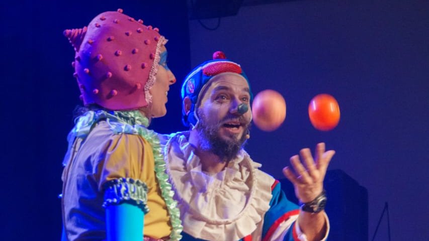 Teatro São João recebe espetáculo circense gratuito do AraçAlegria nesta sexta-feira espetaculo Viatrix um palhaco na lua