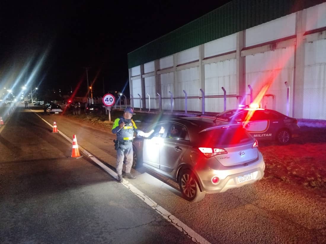 Polícia Rodoviária fiscaliza 117 condutores durante festa em Guaraçaí fiscaliza transito