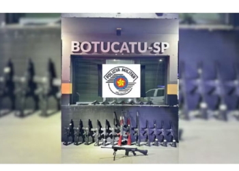 Homens são presos com 14 fuzis e sete pistolas na SP-280 em Itatinga (SP) — Foto: Polícia Rodoviária/Divulgação