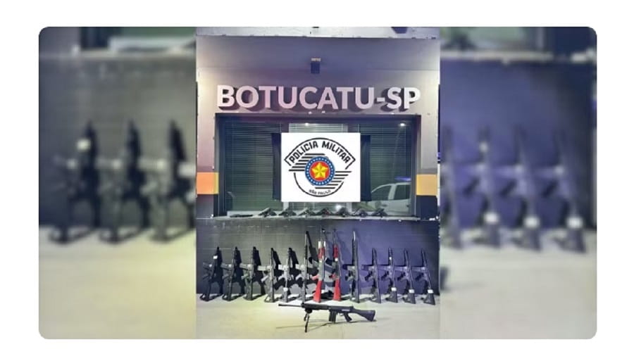 Dois homens são presos com 14 fuzis e sete pistolas em rodovia do interior de SP Homens são presos com 14 fuzis e sete pistolas na SP-280 em Itatinga (SP) — Foto: Polícia Rodoviária/Divulgação