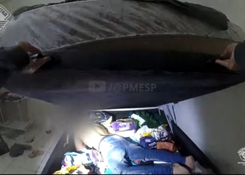 homem e encontrado em bau de cama