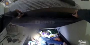 homem e encontrado em bau de cama