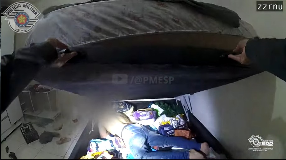 Vídeo | Homem agride mãe e irmã e é localizado escondido em baú de cama em SP homem e encontrado em bau de cama