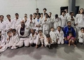 Alunos do projeto com os kimonos entregues