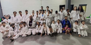 Alunos do projeto com os kimonos entregues