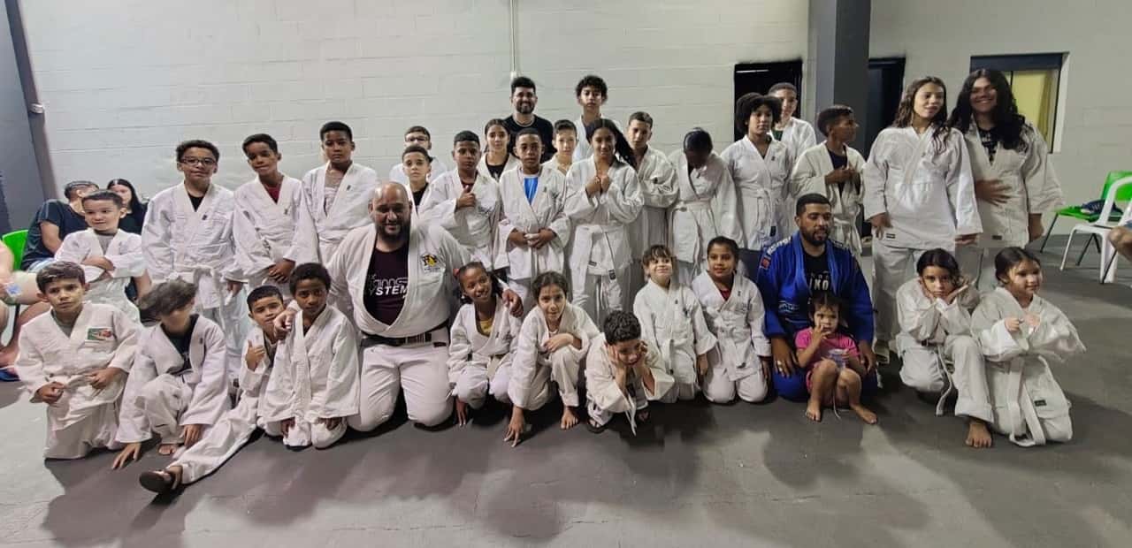Projeto gratuito de jiu-jítsu entrega 40 kimonos a crianças em Araçatuba Alunos do projeto com os kimonos entregues