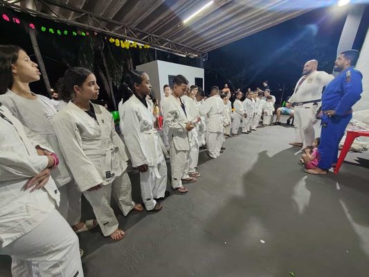 Projeto gratuito de jiu-jítsu entrega 40 kimonos a crianças em Araçatuba kimono3