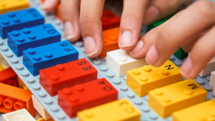 Professora de Araçatuba fica entre as melhores do Brasil em prêmio de inclusão lego braille bricks02