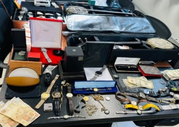 Foram aprendidos joias, relógios e chips de celula e quantia em dinheiro (Divulgação/Polícia Civil)