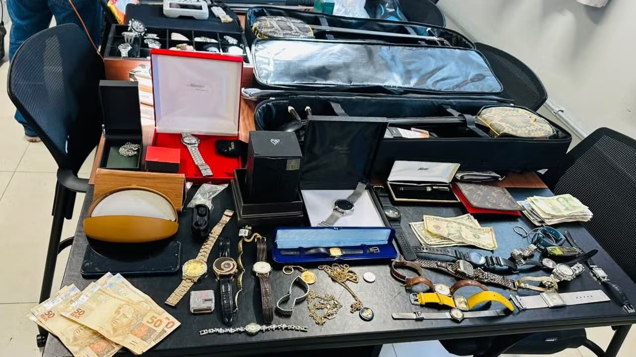 Polícia fecha 'central de golpe' do falso gerente bancário funcionando em chácara com 29 celulares Foram aprendidos joias, relógios e chips de celula e quantia em dinheiro (Divulgação/Polícia Civil)