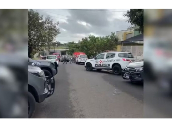 Homem armado mantém ex-namorada e bebê reféns em casa na região Homem armado faz ex-namorada e bebê reféns após invadir a casa dela em Votuporanga (SP) — Foto: Divulgação
