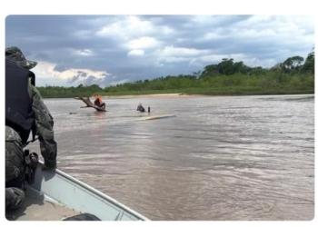 Barcos naufragaram após bater em tronco no Rio Aguapeí — Foto: Polícia Ambiental/Divulgação