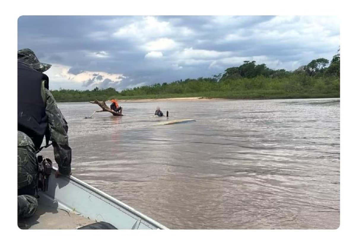 Barcos naufragaram após bater em tronco no Rio Aguapeí — Foto: Polícia Ambiental/Divulgação