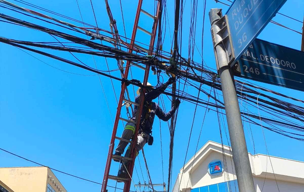 Operação retira 750 kg de cabos e fios em desuso no Centro de Araçatuba retirada de cabos em desuso