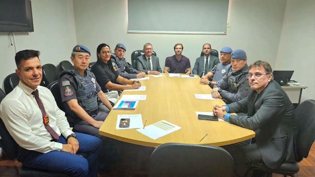 Dados do CPI-10 mostram queda nos indicadores criminais na região de Araçatuba Reunião entre policiais militares, civis e agentes do IC na sede do CPI-10, em Araçatuba