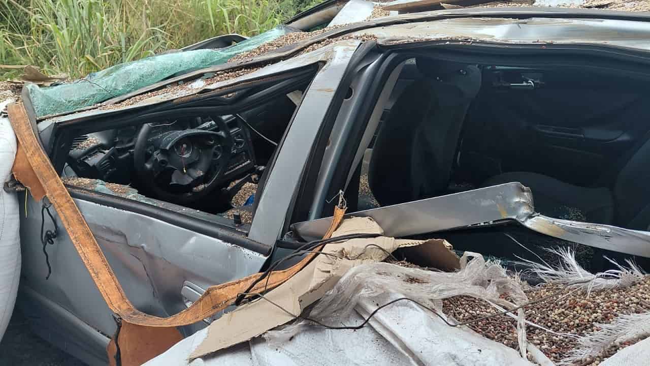 Carreta carregada com grãos tomba sobre carro do vice-prefeito de Nova Castilho tomba1