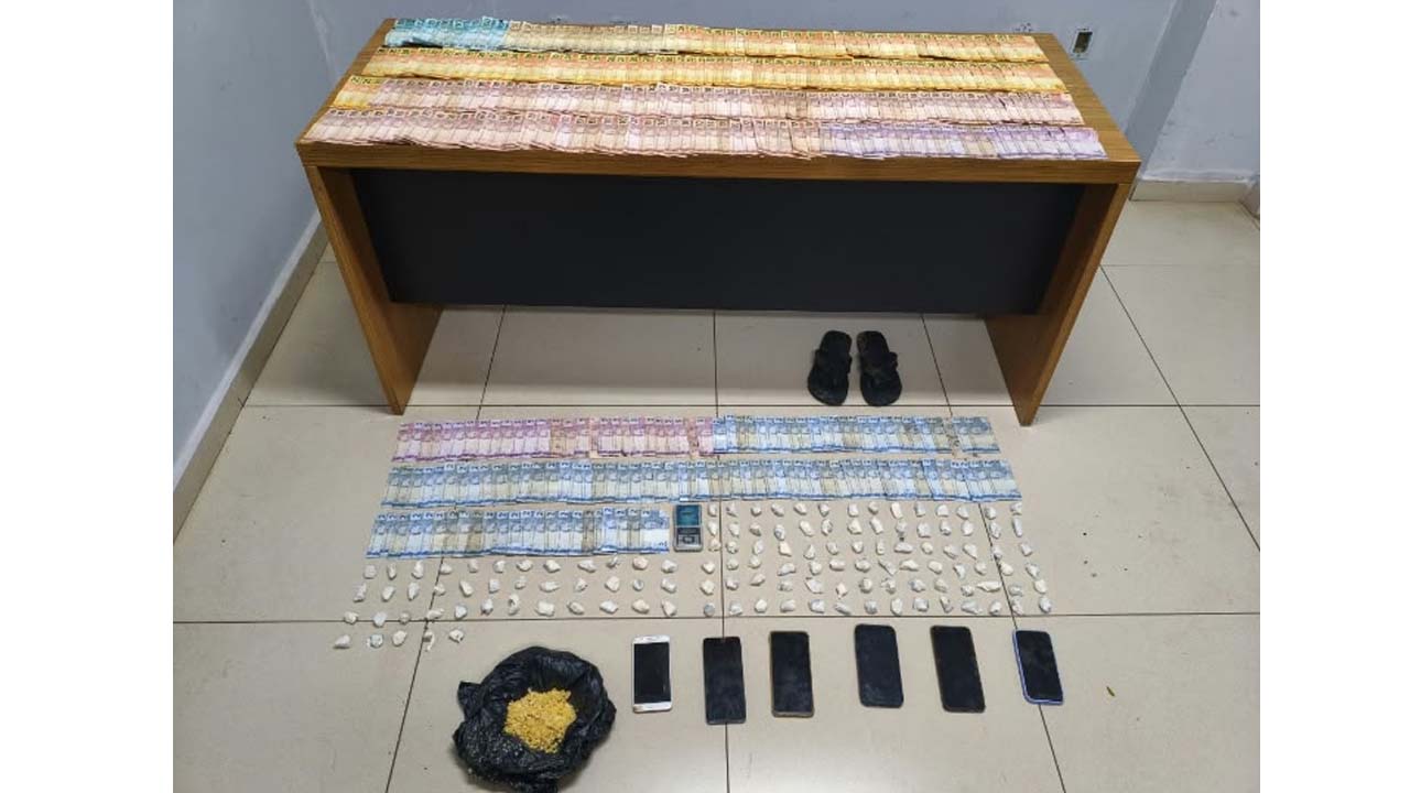 PM apreende cerca de 1 kg de drogas e detém moça em Araçatuba; marido foge trafico 3