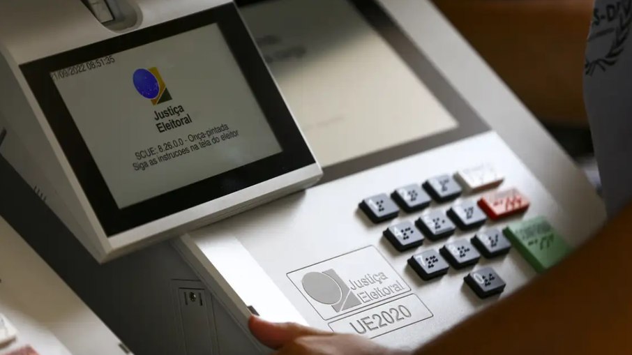 Urna com teclas 1 e 3 travadas é trocada durante votação no interior de SP MARCELO CAMARGO/AGÊNCIA BRASIL