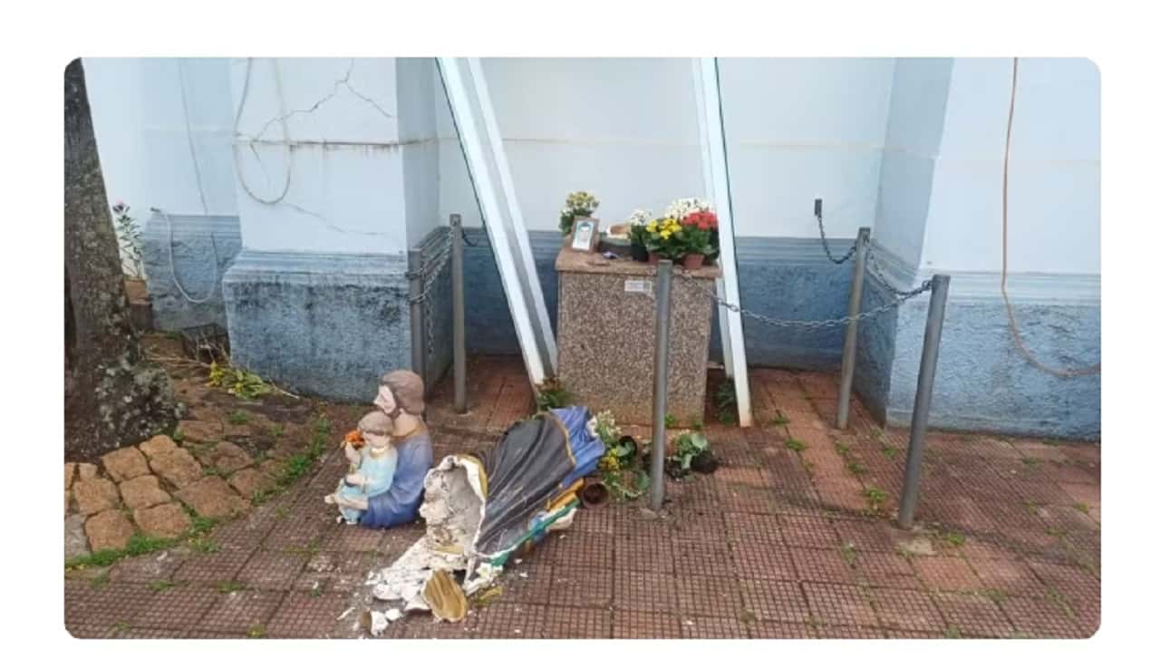 Homem é preso após imagens de santos serem quebradas em paróquia no interior de SP Imagens de santos foram danificadas em paróquia de Jaú — Foto: Luizinho Andretto / Divulgação